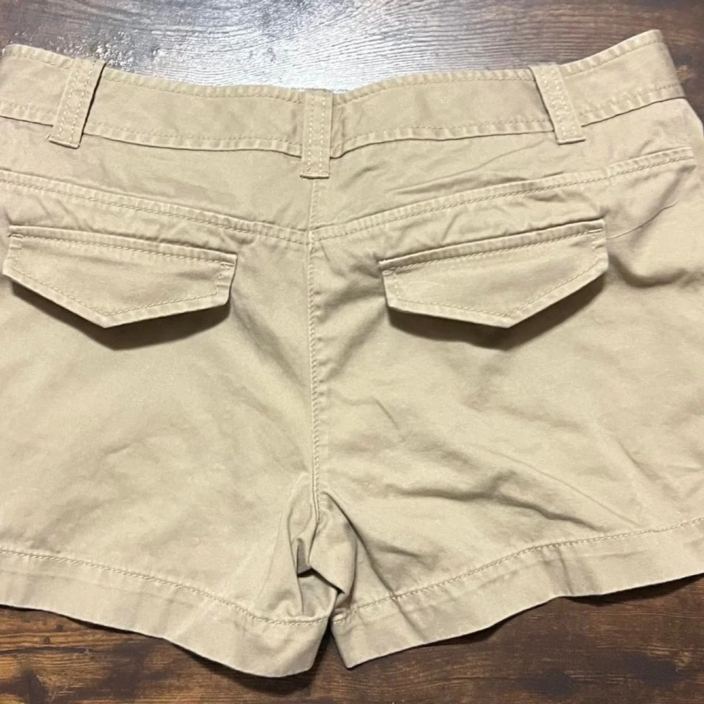 LOFT Tan khaki shorts with a relaxed fit 320.5